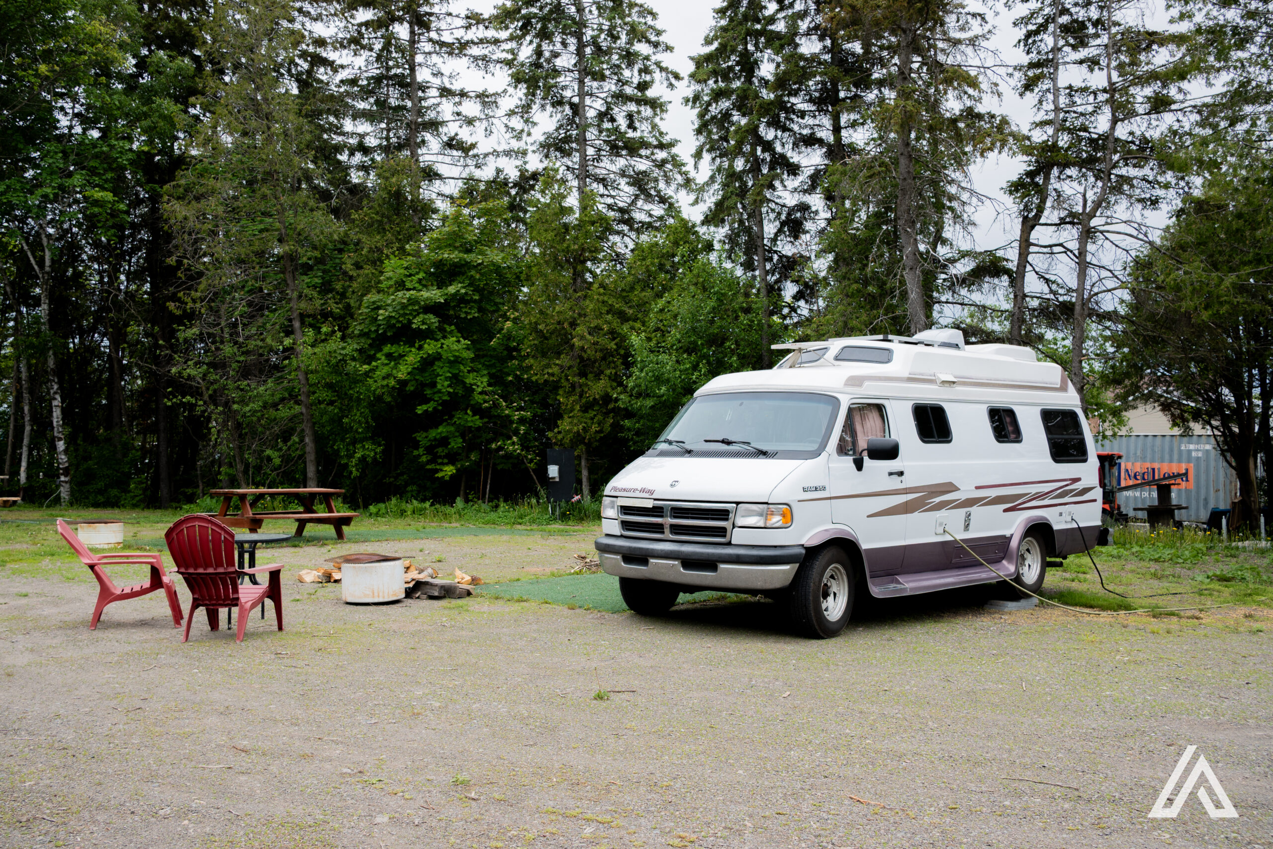 DSC_7970 Que vous voyagiez en VR, en roulotte ou en tente, profitez de notre stationnement spécialement conçu pour assurer votre confort et votre tranquillité payante tout au long de votre séjour. Nos 26 emplacements sont équipés de toutes les commodités essentielles : eau courante, électricité, toilettes sèches, ainsi qu'un service propane disponible sur place pour votre plus grande commodité. Installez-vous en toute simplicité et laissez de côté les soucis logistiques. Nous avons tout prévu pour que vous puissiez pleinement savourer votre escapade dans un cadre paisible et agréable. Ainsi, que ce soit pour une nuit ou plusieurs jours, vous bénéficierez d'un environnement serein propice au repos et aux découvertes.
