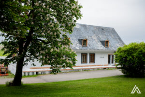 Découvrez notre gîte Airbnb, niché au sein d'une maison ancestrale datant de 330 ans, où l'histoire se mêle au confort moderne.