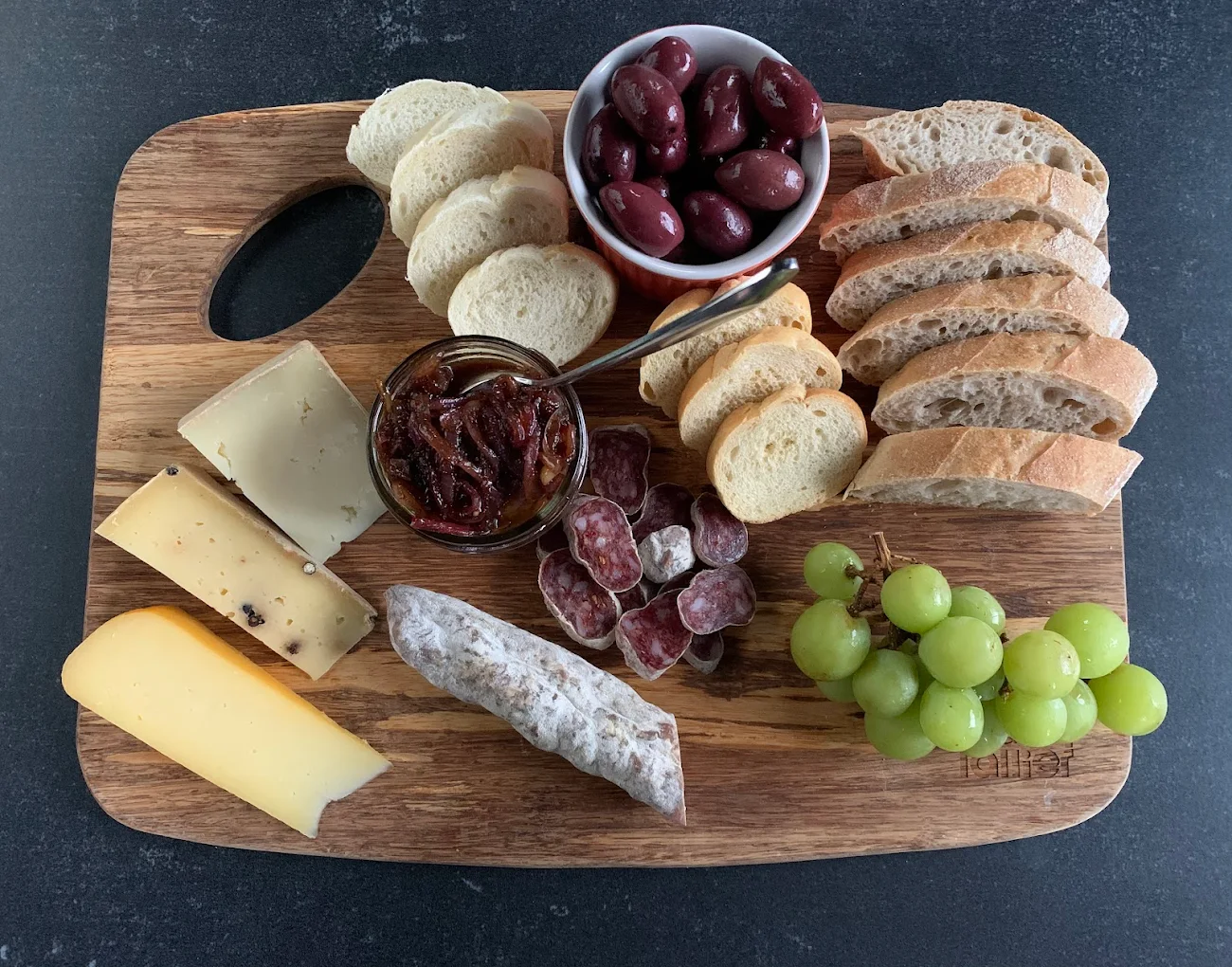 Les vertus fromagères du lait de brebis, au goût doux, riche et légèrement sucré, sont connues depuis lanuit des temps. Toutefois, son exploitation est la seule du genre au Bas-Saint-Laurent.</p>
<p>Le Mouton blanc fabrique à la ferme des fromages fins au lait cru de brebis, exclusifs au terroir kamouraskois. Leur saveur typique est caractéristique de pâturages bénéficiant d’un microclimat.</p>
<p>À la boutique, plus de 40 fromages artisanaux, viandes,